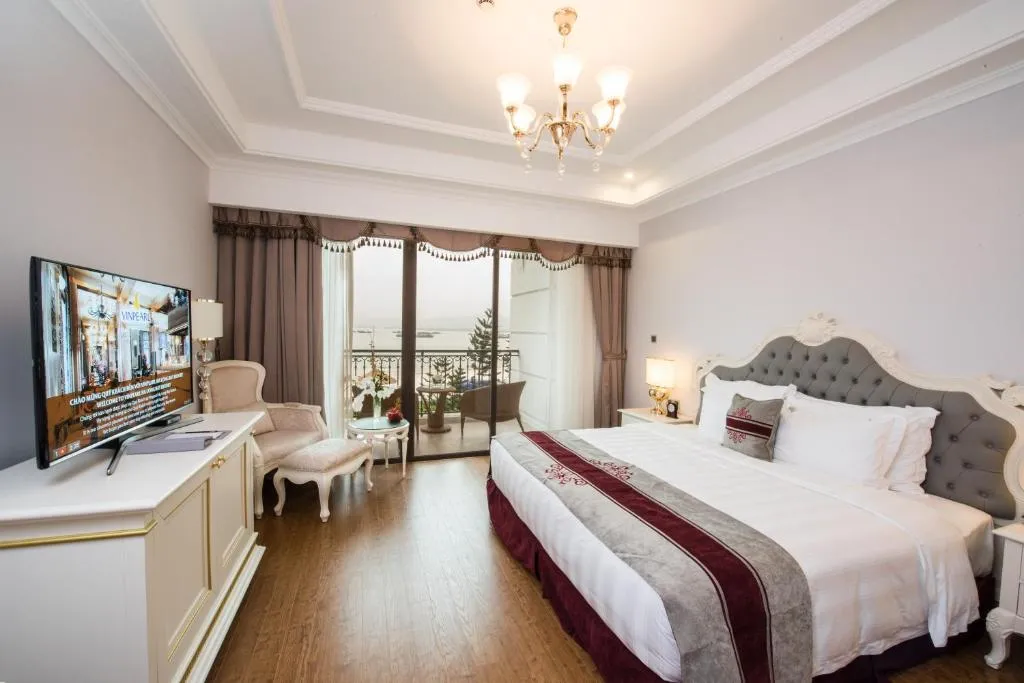 Phòng Deluxe có giường cỡ King và tầm nhìn ra biển