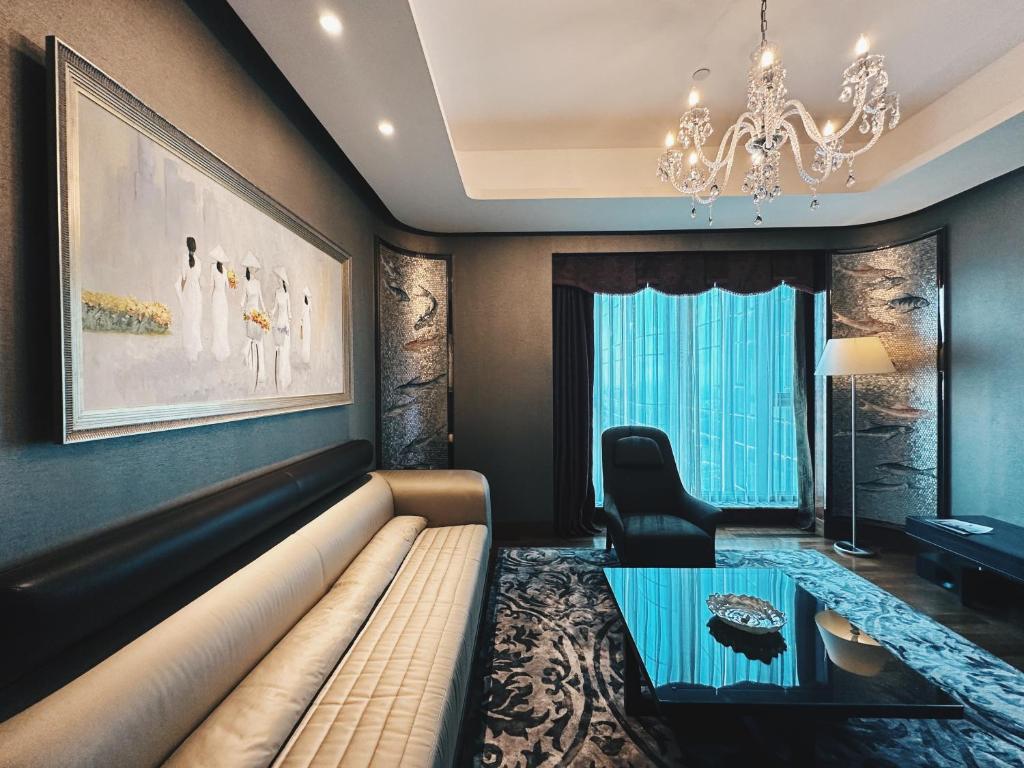  Executive Suite 6 
