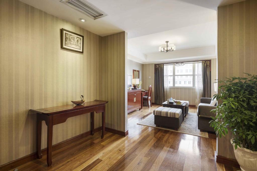  Suite Executive Governor 5 
