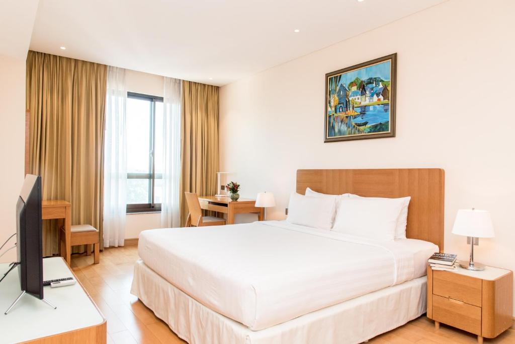  Executive Three-Bedroom Room with Balcony 3 