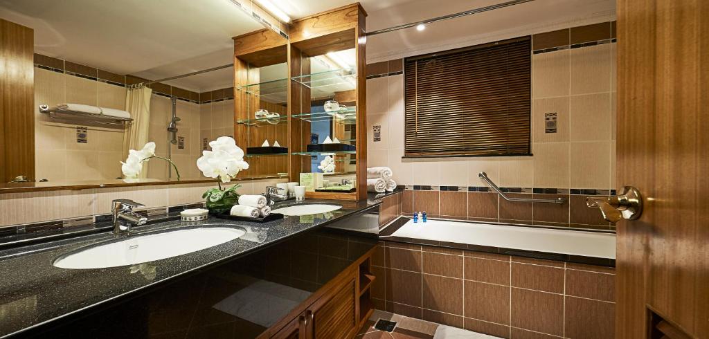  Executive Three-Bedroom Room with Balcony 8 
